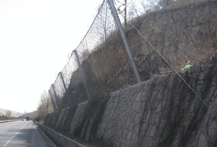 邊坡落石防護網在高速公路實際應用中的作用